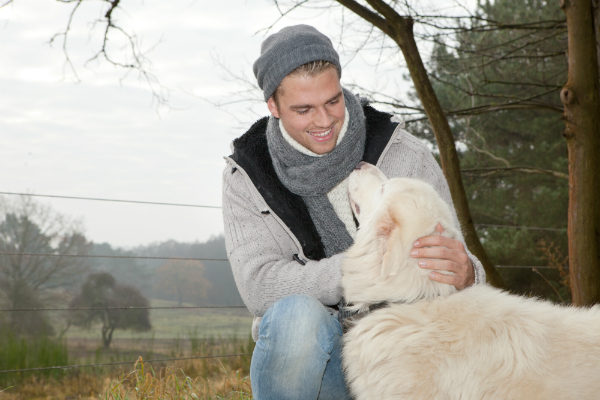 Nach der Aktion des Hundes hat der Besitzer nur ein paar Sekunden Zeit, um dem Tier die Belohnung zu geben