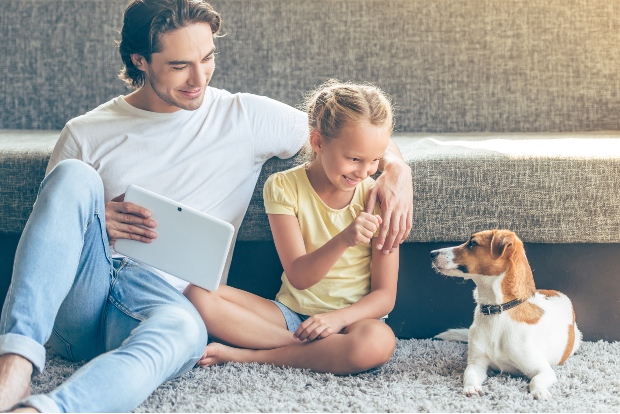 Vater, Tochter und ihr Hund