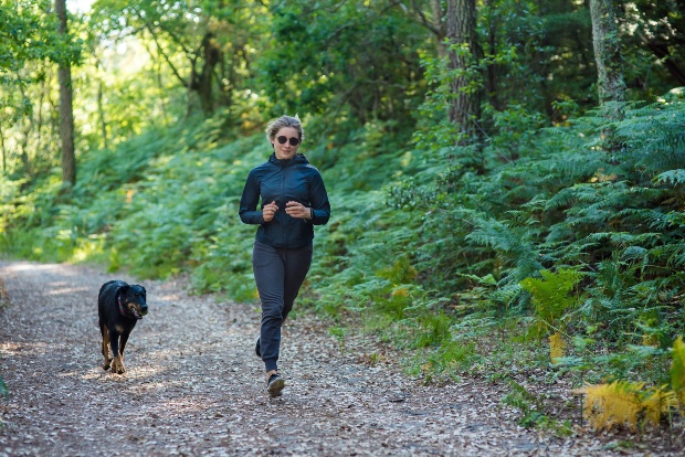 Frau beim Joggen mit Hund