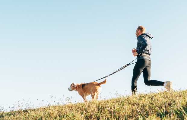 Mann beim Joggen mit Hund