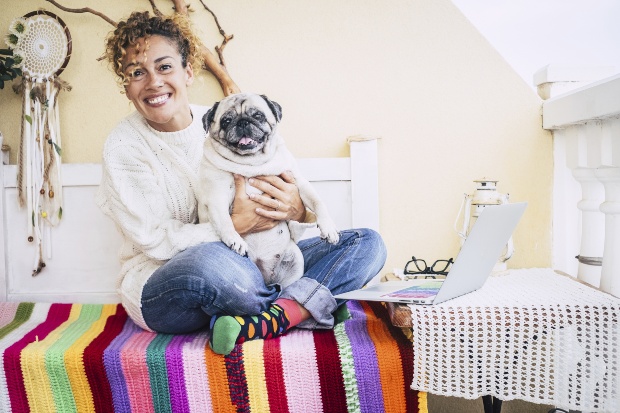 Junge Frau mit einem Mops